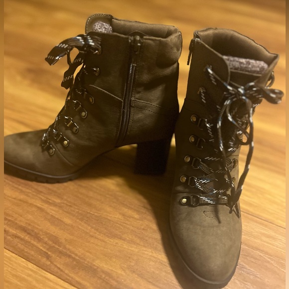 Block ankle boot with zipper on the side . - Picture 1 of 9